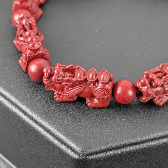 Carved red cinnabar stretchy bracelet - Picture 4 of 8